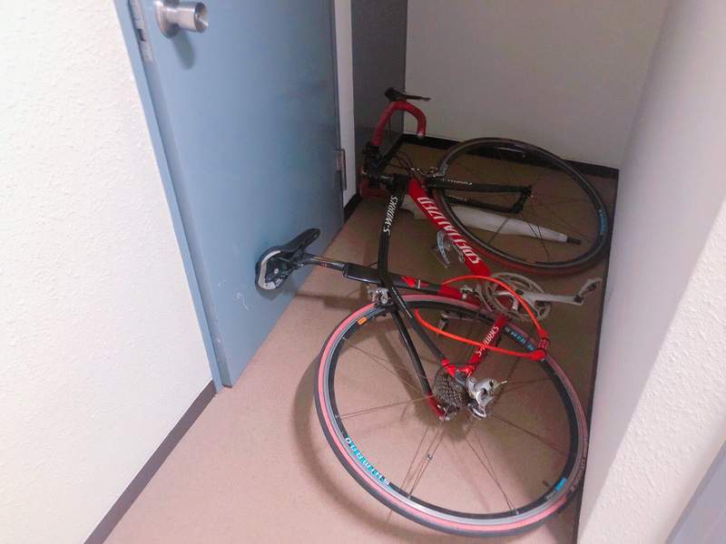 真人版“密室逃脱” 被自行车困在家中等待救援