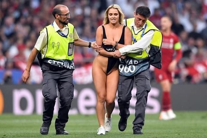 爆乳女模闯入欧冠决赛，脱掉上衣狂奔全场看傻！