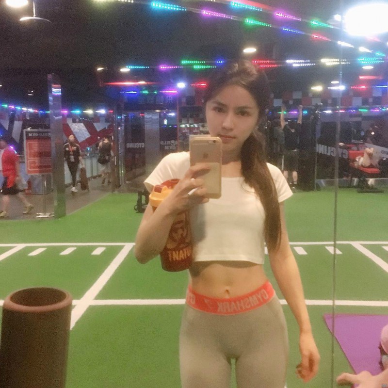 美女健身教练沈依柔 清纯正妹健身房秀骄人曲线