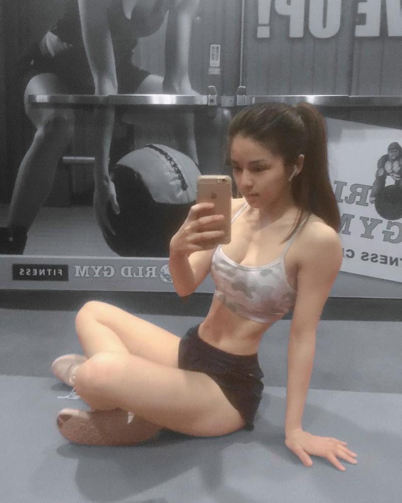 美女健身教练沈依柔 清纯正妹健身房秀骄人曲线