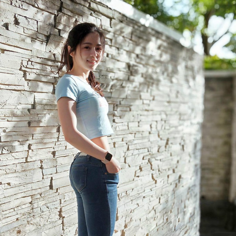 美女健身教练沈依柔 清纯正妹健身房秀骄人曲线