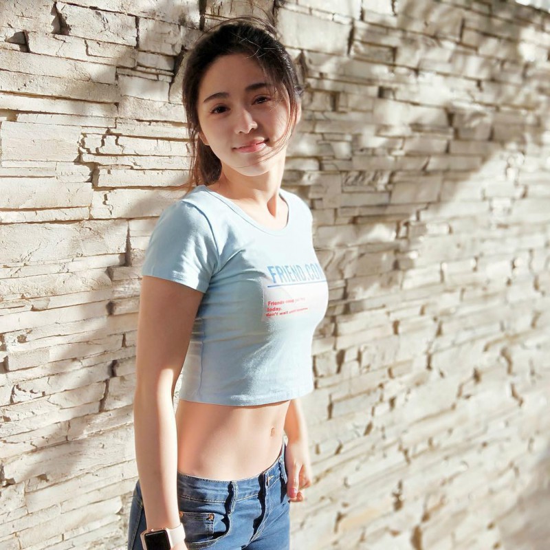 美女健身教练沈依柔 清纯正妹健身房秀骄人曲线