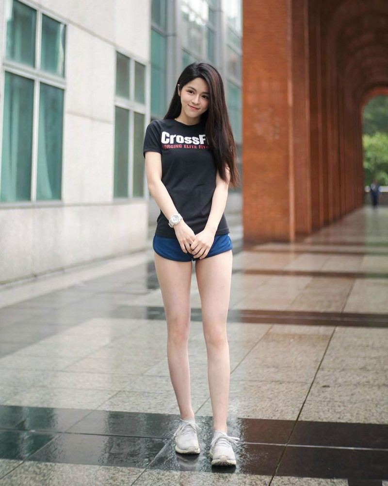 美女健身教练沈依柔 清纯正妹健身房秀骄人曲线