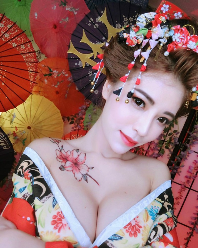 台湾模特正妹Angel Liya 浴袍中开巨乳的诱惑