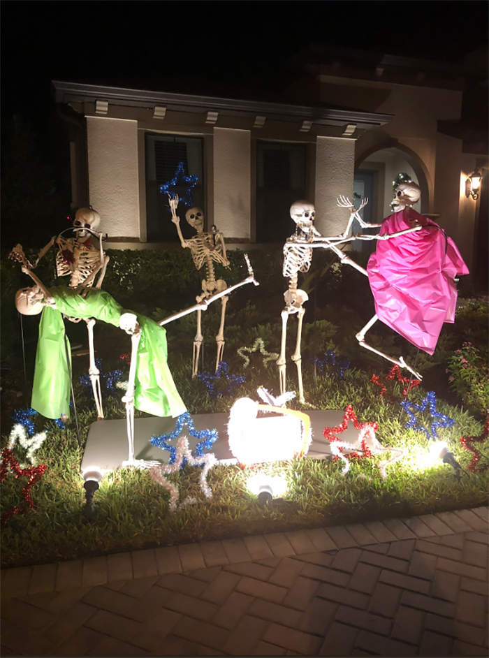 邻居万圣节活动奇葩装扮 “骷髅人”每天过节丰富多彩
