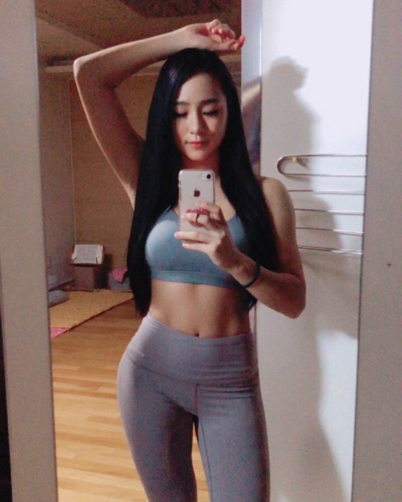 韩国美女健身正妹 紧身牛仔裤性感翘臀超养眼
