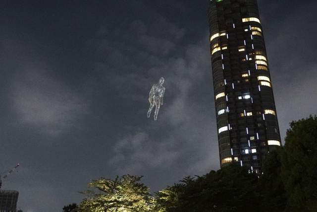 空气人漂浮六本木夜空 奇幻夜晚星空堪比科幻电影