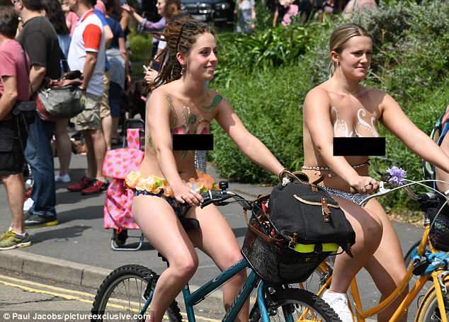 世界裸骑脚踏车日 自行车骑士裸体上街头