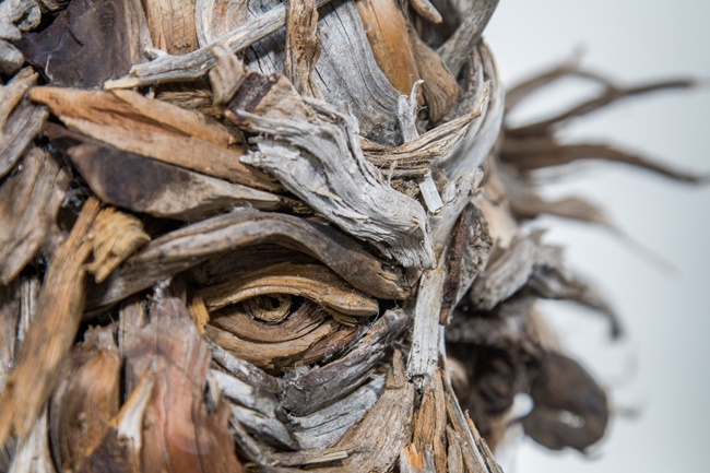 狂野的木头人物雕像 五官脸孔全浮现似真人