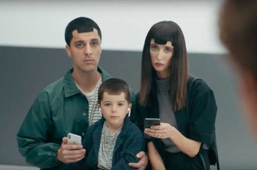 Galaxy S9宣传广告 一家人刘海发型呛爆iPhone