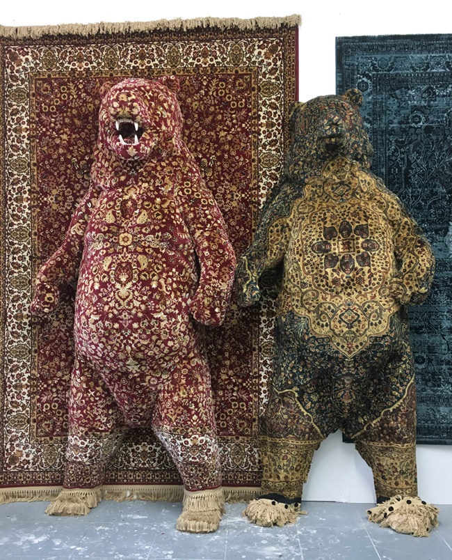 雕刻家手下的地毯雕塑 视错觉艺术感觉动物从地毯浮现