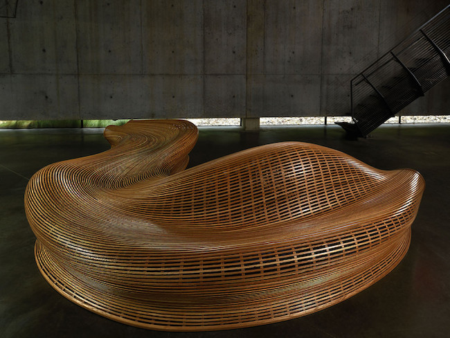 雕刻家打造曲木长椅 优美律动曲线的长椅看着就想躺