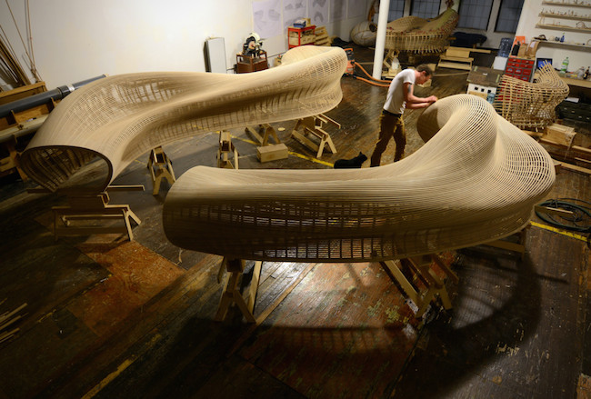 雕刻家打造曲木长椅 优美律动曲线的长椅看着就想躺