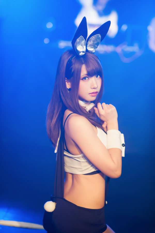 日本性感Coser生日摄影会尺度大放送 扮成兔女郎让大家随便拍