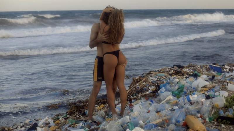 女优Leolulu海边拍片 透过海滩垃圾展现养眼画面