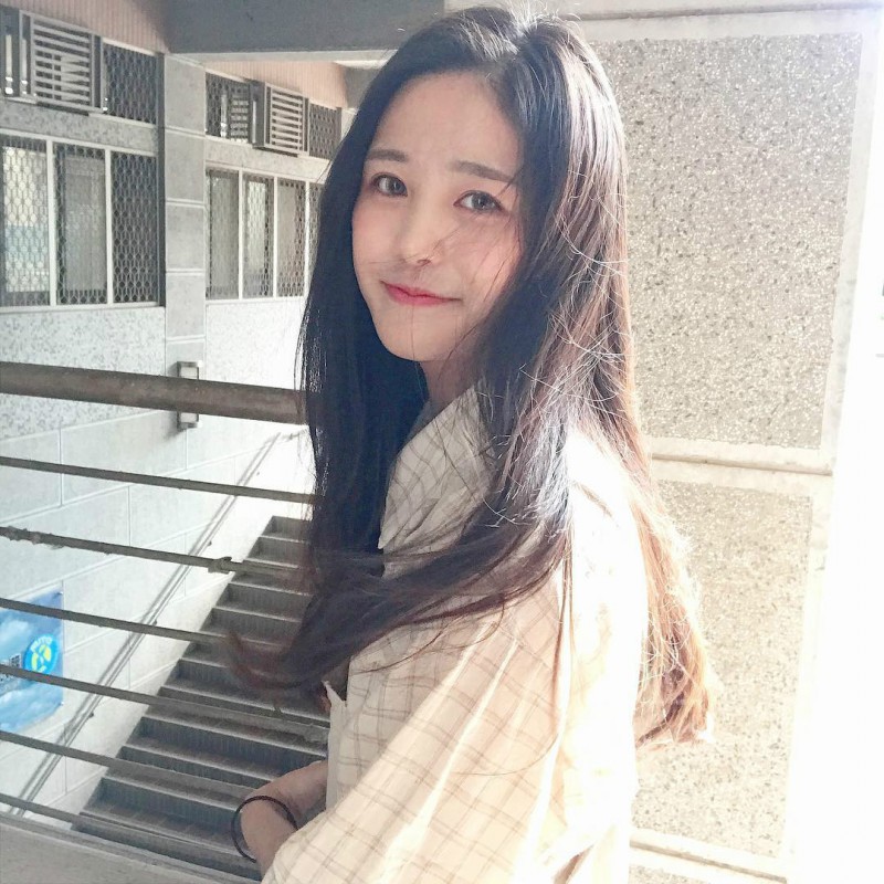 校园美女学姐超正 小清新正妹笑容甜美令人一秒恋爱