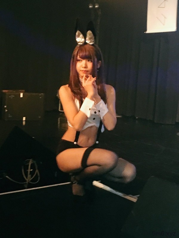 日本性感Coser生日摄影会尺度大放送 扮成兔女郎让大家想怎么摄就怎么摄