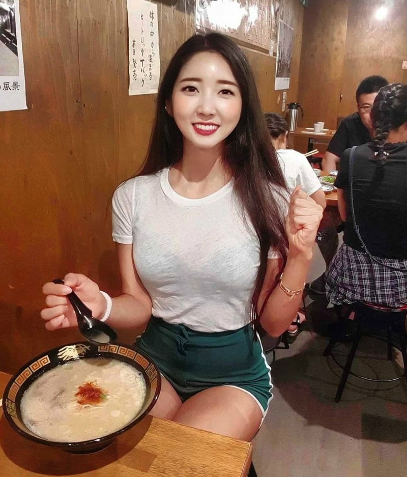 韩国美女喜欢穿紧身透视装 现身餐厅豪乳若隐若现食客无心用餐